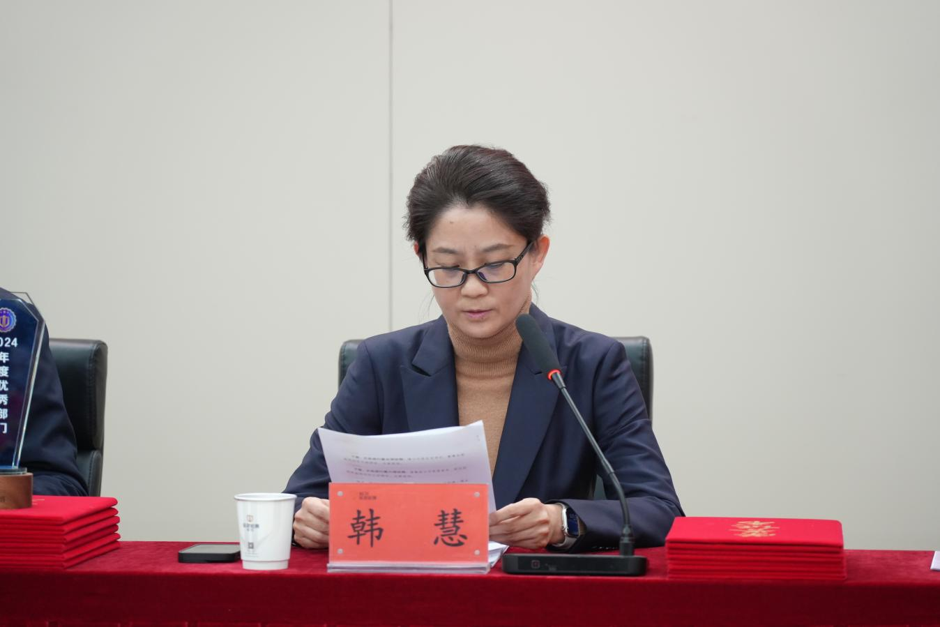 副總經(jīng)理、工會主席韓慧宣讀表彰決定.png